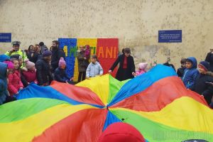 Tricolor făcut cu 47 de kilograme de capace de PET-uri, la Poliţia Locală Oradea (FOTO)