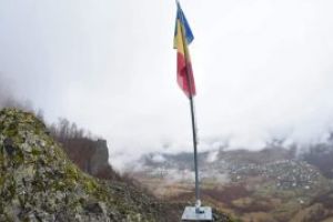 CU OCAZIA CENTENARULUI – Inedit: Drapelul Romaniei, arborat pe pe un munte de langa Cavnic (FOTO)
