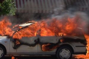 O maşină a luat foc în cartierul Noua. Șoferul a avut nevoie de îngrijiri medicale