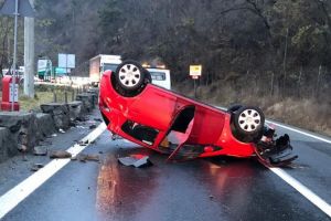 FOTO Maşină răsturnată pe Valea Oltului