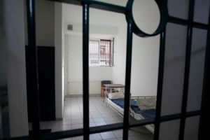 Barbati condamnati cu executare prinsi de politisti si bagati la inchisoare