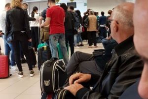 PANICĂ pe aeroport! BAGAJUL SUSPECT care a pus autorităţile în ALERTĂ MAXIMĂ. Au descins MASCAȚII