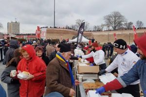 Masa populară de 1 DECEMBRIE 2018, la Alba Iulia. Mămăligă cu brânză şi friptură, varză călită cu cârnaţi, fasole cu cârnaţi şi un pahar din Vinul Unirii