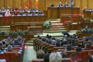 Parlamentarii celebrează Centenarul doar în zi de lucru. Grăbiţi să ajungă acasă, l-au scos pe Iohannis din şedinţa solemnă