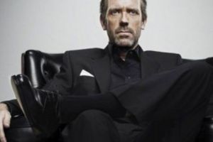 Actorul Hugh Laurie a fost înnobilat de prinţul Charles