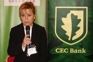 Fosta directoare de la CEC Braşov, condamnată pentru luare de mită, săltată şi dusă în arest