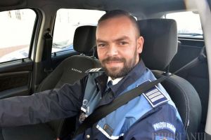 Poliţistul de pe Facebook: Cine este poliţistul care anunţă pe internet locul din care îi vânează pe vitezomani