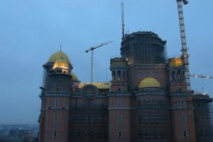FOTO VIDEO/ MOBILIZARE mare la BOR pentru sfinţirea Catedralei Neamului: Credincioşi aduşi cu autocarele şi agapă la Marriott pentru personalităţi şi sponsori