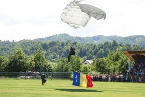 Drapelul Naţional, adus la sol de un paraşutist, la parada de 1 Decembrie