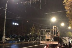 Instalaţiile de iluminat festiv de pe străzi, mai sărăcăcioase în acest an. Care este motivul