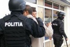 Bărbat cu mandat de executare a pedepsei cu închisoarea, prins de poliţişti. Ce a făcut