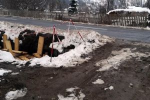Lucrările la reţeaua de canalizare din Broşteni, un adevărat pericol public