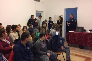 Elevi, părinţi şi profesori humoreni au participat la dezbateri cu privire la fenomenul ...