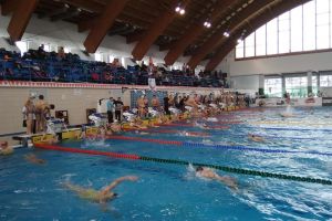 Peste 300 de sportivi din toată ţara participa la competiţia de înot de la Miercurea Ciuc