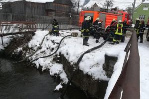 Pompierii din Miercurea Ciuc şi Balan au simulat intervenţia la case inundate