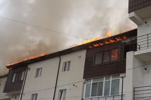 Incendiu devastator in Capitala. Cinci autoscari la interventie si 20 de maini de stins incendiul