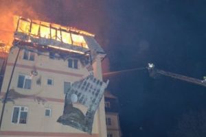 BREAKING NEWS. A luat foc mansarda unui bloc din Chiajna, flăcările s-au extins la al doilea 