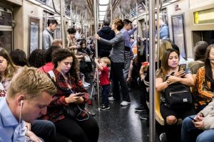 Este celebru şi putred de bogat, dar a rămas un om modest. Un mare actor de la Hollywood merge cu metroul, deşi îşi poate cumpăra orice bolid de lux. În plus, a dovedit faptul că este un adevărat gentleman.  Citeşte întreaga ştire: Un mare actor merge cu metroul, deşi are foarte mulţi bani. Cum a fost surprins de fani