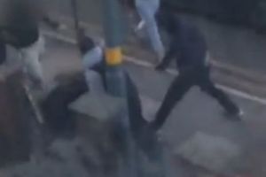 Au luat legea în propriile mâini! Poliţia nu intervine. Imagini şocante! 