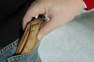 Un grup de tineri au jefuit o femeie de 68 de ani pe strad Donath