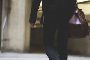 Femeie TÂLHĂRITĂ în plin CENTRUL ARADULUI, pe Bulevardul Revoluţiei