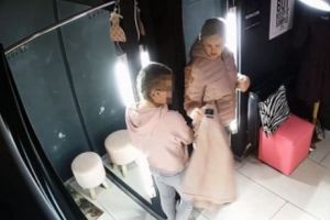 INCREDIBIL. Femeie filmata de doua ori furând haine dintr-un magazin