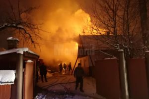 Incendiu puternic, stins după cinci ore de muncă de pompieri