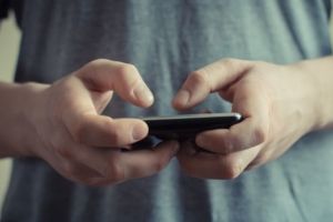 Atenţie la SMS-urile pe care le primiţi! Ce este smishing-ul şi ce spune Poliţia