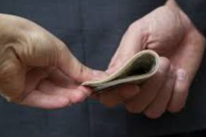 Tânărul care a oferit 40 de euro unui poliţist de frontieră, dosar penal pentru dare de mită