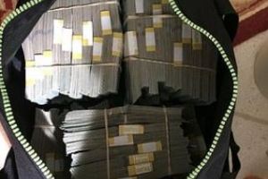 A cumpărat un seif la ”Războiul depozitelor” şi a găsit 7,5 milioane de dolari - FOTO