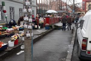 Micii producători din Piaţa Mihai Viteazu, ameninţaţi că vor fi înlăturaţi (FOTO)