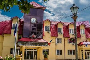 PUCIOASA: Numărul asistenţilor personali l-a depăşit pe cel al funcţionarilor primăriei