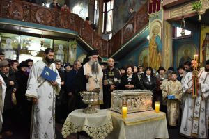 Inaltpreasfinţitul Părinte Varsanufie a adus la Ramnicu Valcea moaste ale Sfintilor Apostoli Petru şi Pavel