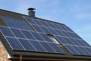 Vrei să-ţi produci energia electrică? Statul îţi dă 4500 de euro