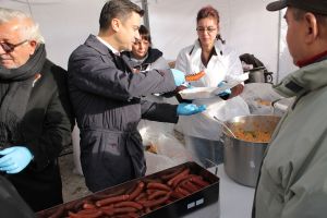 Fasole, cârnaţi, vin fiert şi ceai, de Ziua Naţională