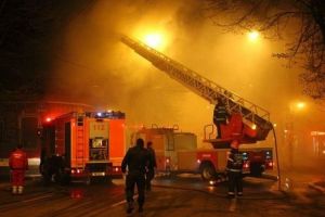 INCENDIU izbucnit la acoperişul unei case din satul Lupu, comuna Cergău. Pompierii din Blaj  intervin pentru stingerea incendiului