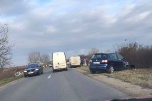 FOTO. Accident lângă aeroport. Impact între o autoutilitară şi un autoturism