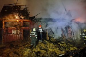 Incendiu violent, izbucnit în toiul nopţii, stins de pompieri după cinci ore de muncă