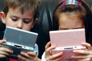 Copilul tău stă pe tabletă şi pe telefon? S-a dovedit efectul acestora asupra creierului! 