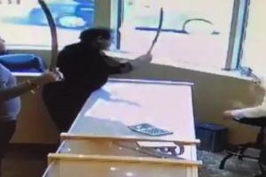 Scandal cu IATAGANE, în magazin. Filmare cu ASALTUL SĂLBATIC. Scene care vă pot afecta emoţional