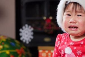 Copiii nu mai au voie să-i pună Moşului scrisori sub brad pentru că se încalcă legea privind protecţia datelor personale! Nebunia DGPR