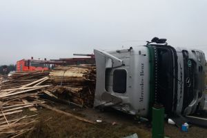 Un autotren încărcat cu lemn s-a răsturnat pe DN 17, la Piatra Fântânele