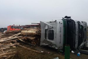 Un tir cu material lemnos s-a răsturnat în pasul Tihuţa