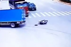 VIDEO – A scăpat de la moarte de două ori în câteva secunde