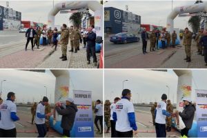FOTO / VIDEO: Tricolor impresionant de 36 de metri purtat de militari la Alba Iulia la „MARATONUL 100 DE ANI – 100 KM”, marcând simbolic jertfa înaintaşilor