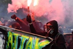 
Lupte de stradă la Paris. Franţa fierbe în sute de localităţi. Demonstranţii reclamă scumpirea caruranţilor şi cer demisia preşedintelui Emmanuel Macron
