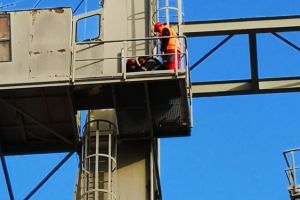 Imagini de la eveniment. Portul Constanta. Persoana inconstienta in cabina unei macarale. Intervin salvatorii (galerie foto-video)  