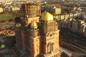 Un preot AMENINȚĂ că ÎȘI DĂ FOC la sfinţirea Catedralei Neamului. Cum s-a ajuns la această situaţie incredibilă?