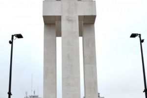 Monumentul Marii Uniri din Alba Iulia, finalizat pe 26 noiembrie. Lucrarea sculptorului Mihai Buculei are 22 de metri înălţime şi 1.350 de tone greutate

