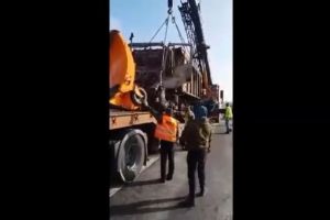 Utilajul de deszapezire, care a luat foc aseara pe Autostrada Soarelui, ridicat de angajatii CNAIR. Cum se circula in zona (video)